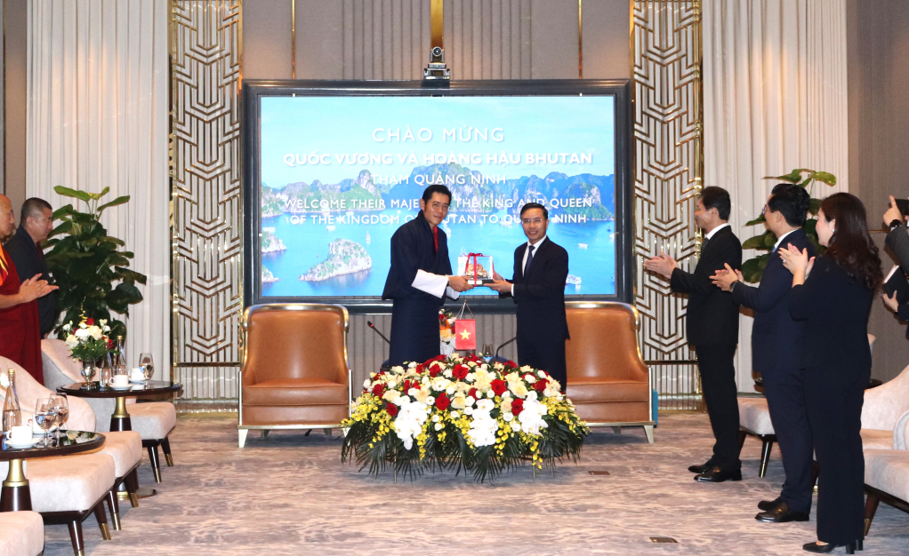 quoc vuong dat nuoc hanh phuc nhat the gioi den vinh ha long chup anh cung vo con - 11