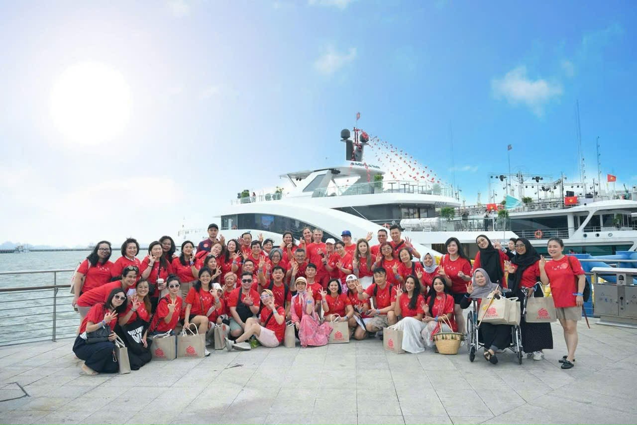 quang ninh don doan 600 khach quoc te den tham quan vinh ha long - 2