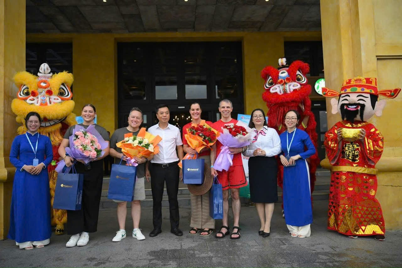 quang ninh don doan 600 khach quoc te den tham quan vinh ha long - 3