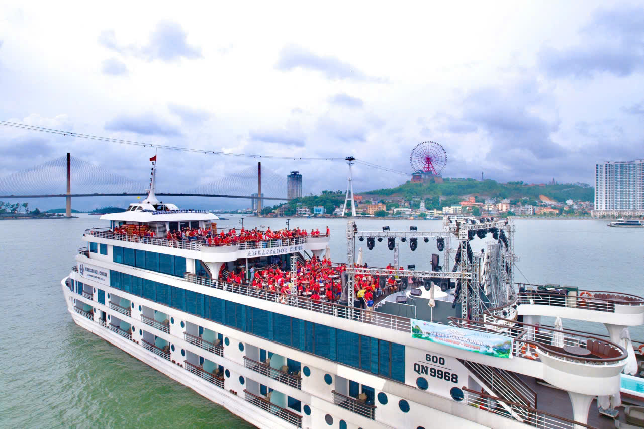 quang ninh don doan 600 khach quoc te den tham quan vinh ha long - 8