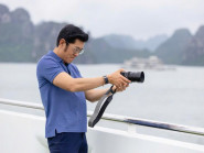 Quốc vương đất nước hạnh phúc nhất thế giới đến vịnh Hạ Long chụp ảnh cùng vợ con