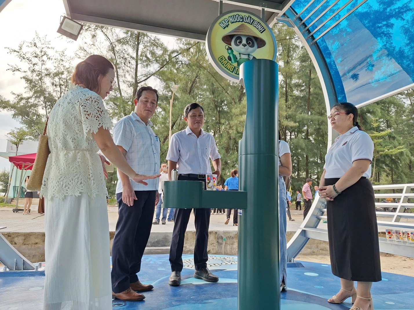 Triển khai 3 trạm nhà chờ và máy cấp nước uống miễn phí ở các bãi biển - 4