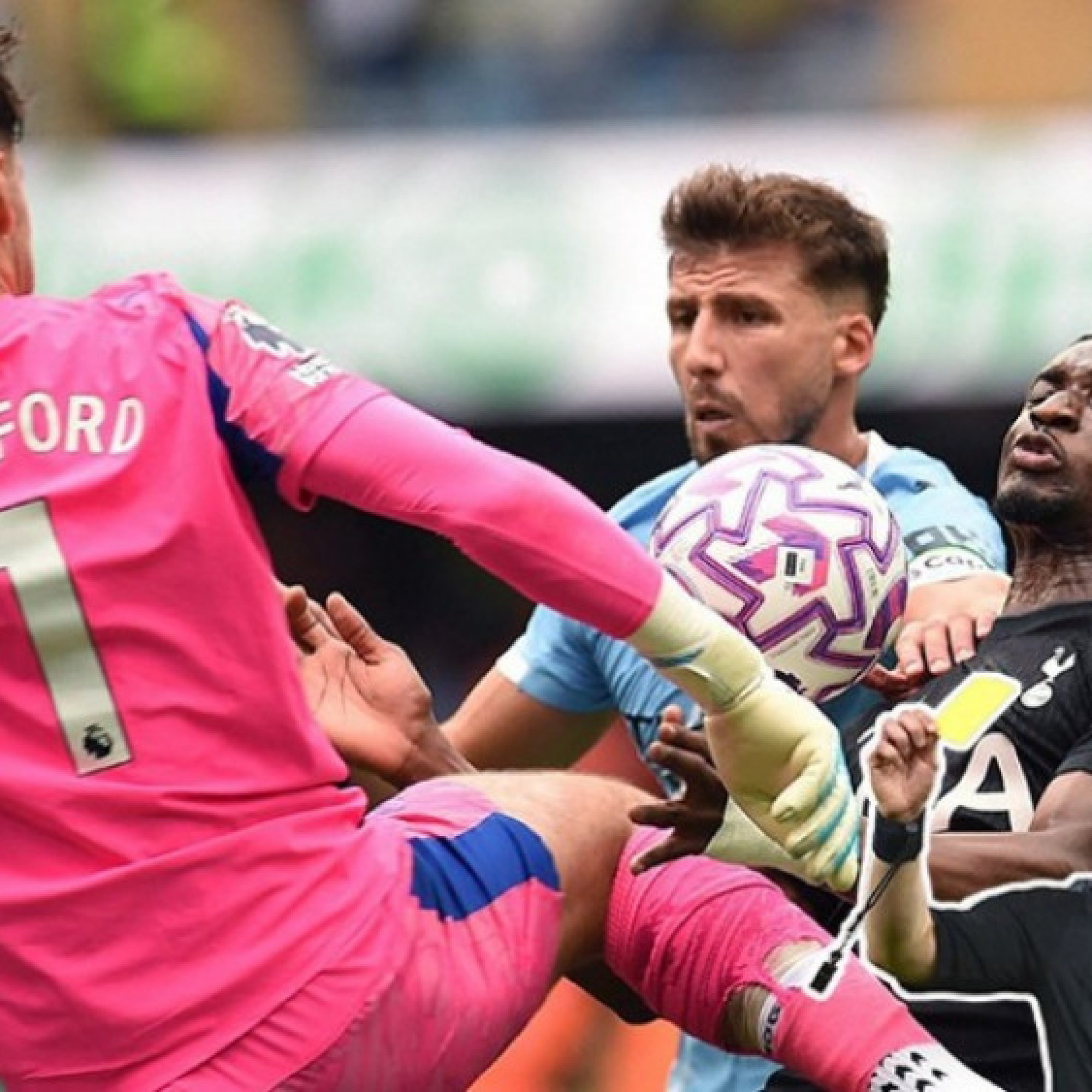  - Thủ môn Man City đạp vào ngực đối thủ ngoài vòng cấm, vì sao vẫn thoát thẻ đỏ?