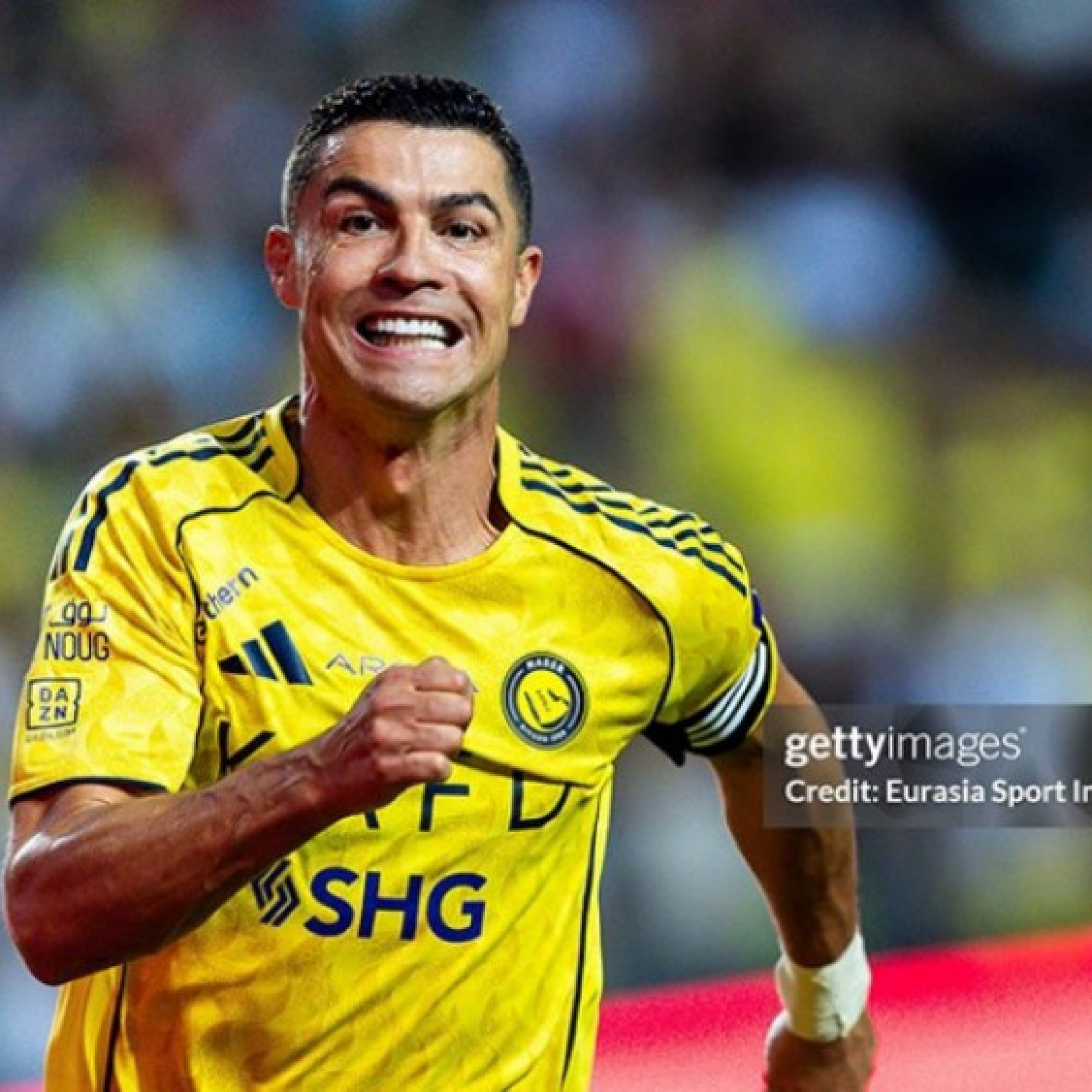  - Ronaldo ghi bàn 939 lập kỳ tích mới, hành động lạ gây sốt