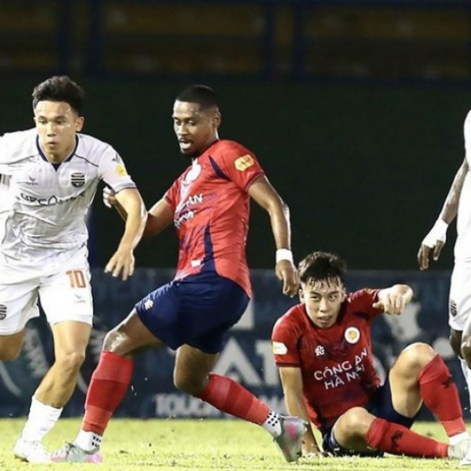  - Trực tiếp bóng đá Becamex TP.HCM - Công an Hà Nội: Nỗi lo mất mặt lần 2 (V-League)