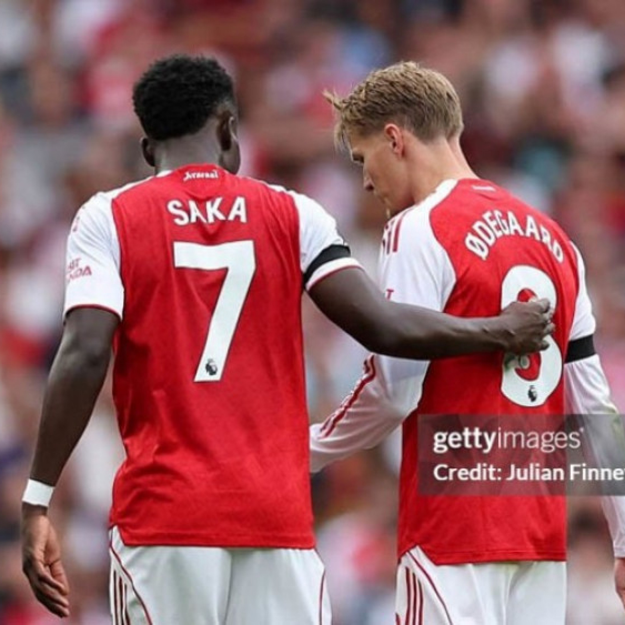  - Arsenal lo lắng trước đại chiến Liverpool, Saka & Odegaard đau đớn rời sân