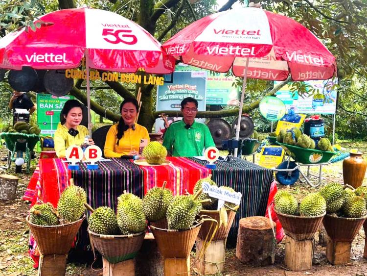 Nữ bí thư xã livestream bán sầu riêng giúp nông dân