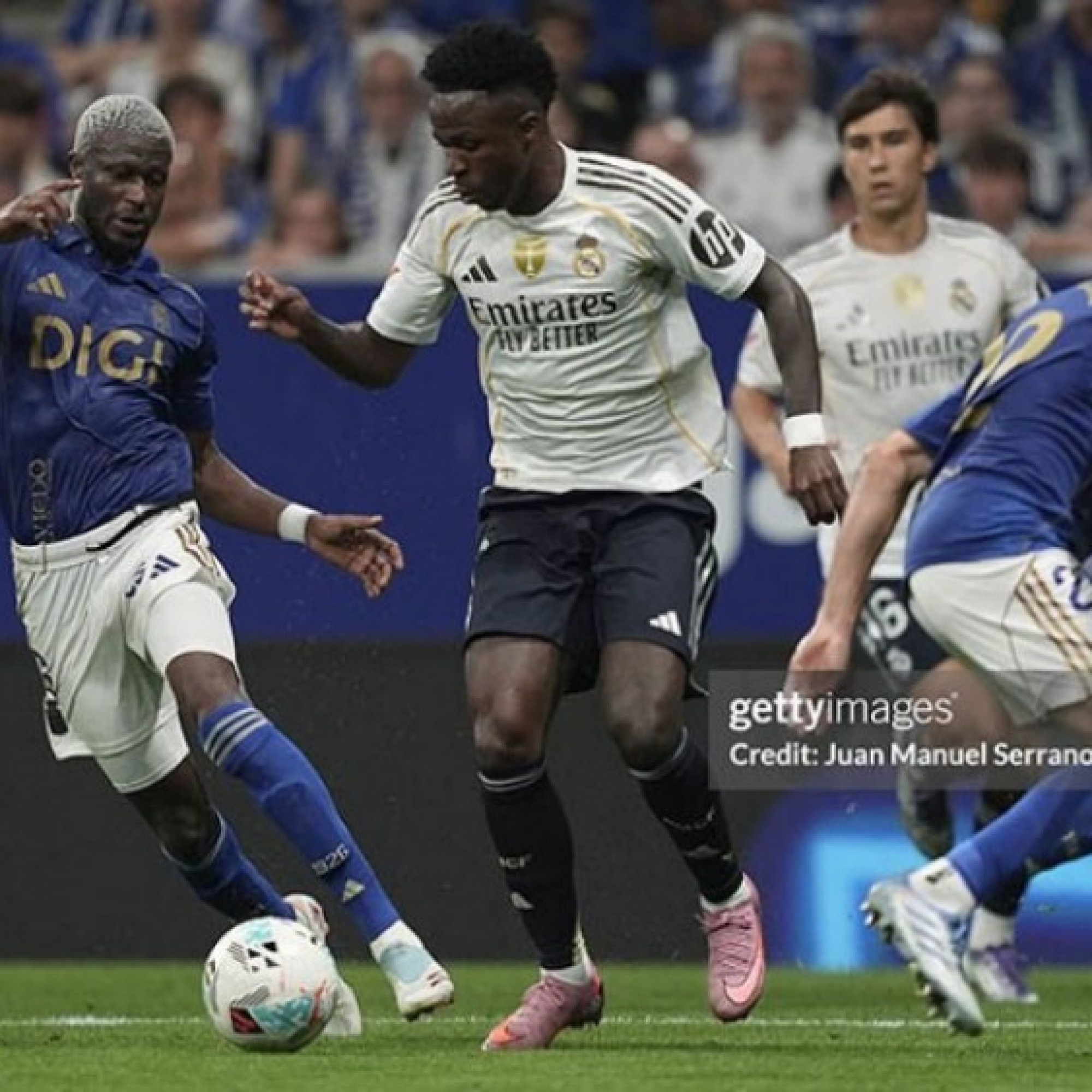  - Vinicius bị tố xúc phạm cổ động viên Oviedo, Mbappe phải bịt miệng để cứu đồng đội