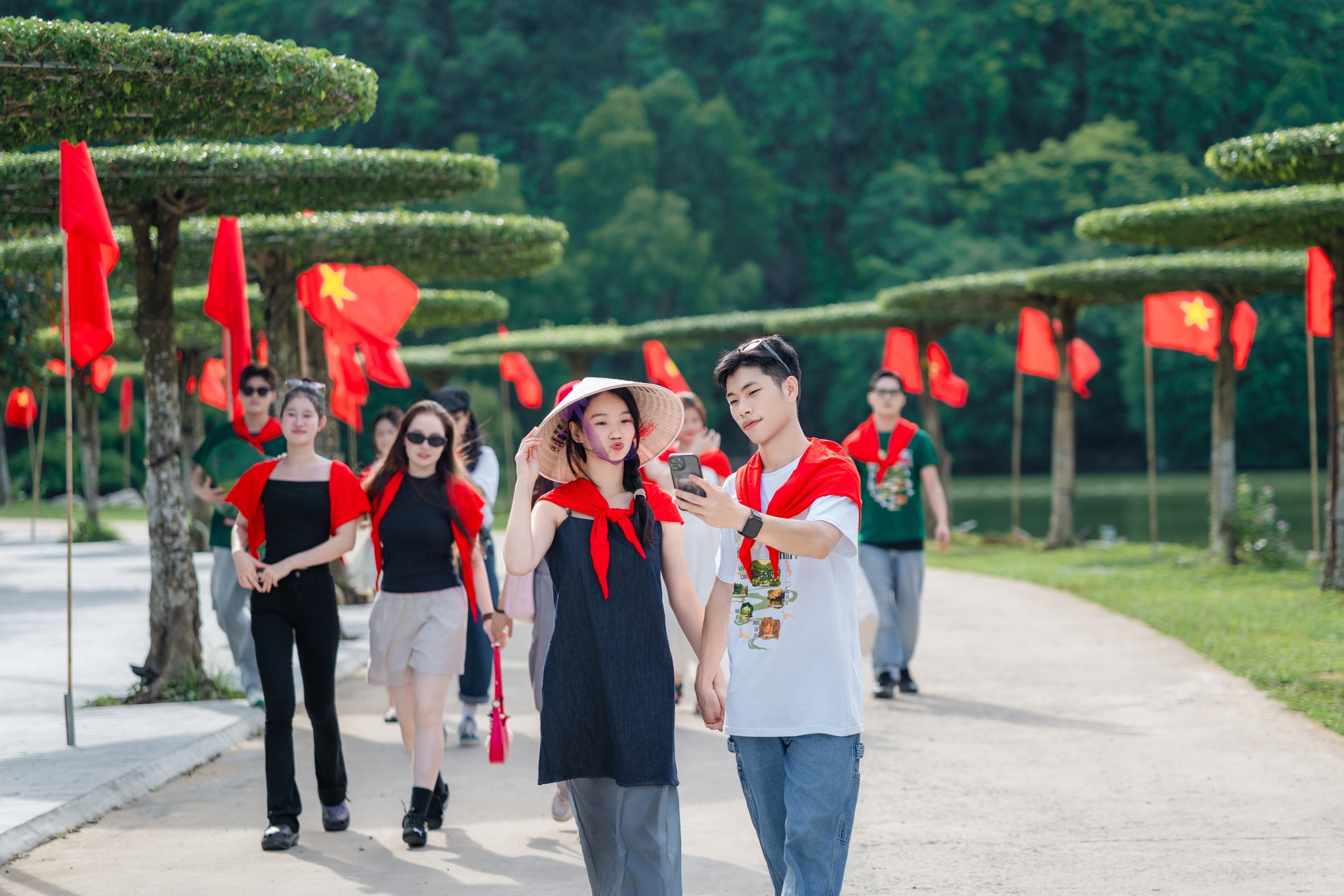 Thung Nham rực rỡ trong những ngày đại lễ - 2