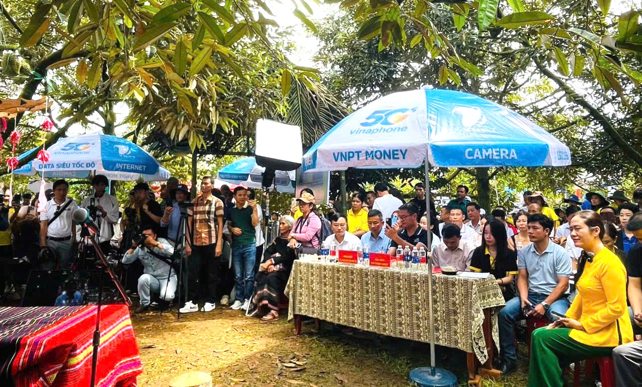 Nữ bí thư xã livestream bán sầu riêng giúp nông dân - 2