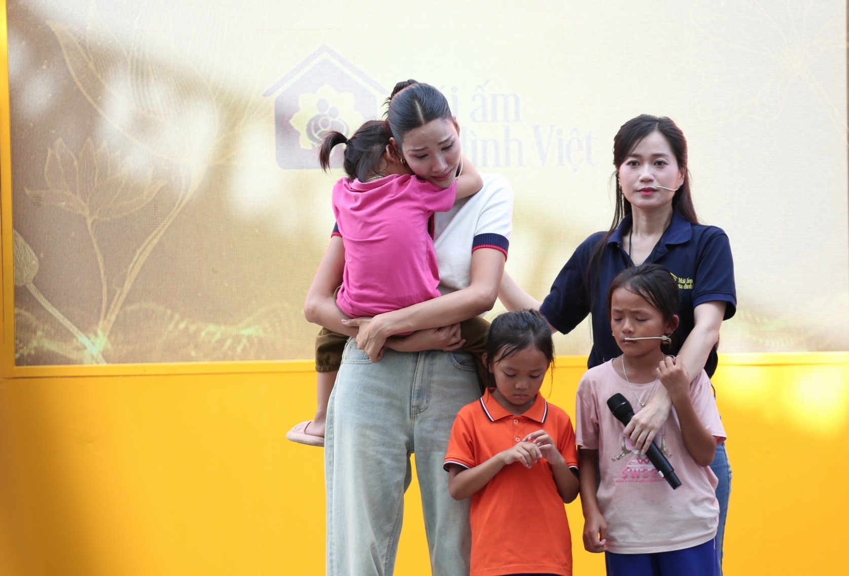 Diễn viên B Trần bị “sốc” trong lần đầu tham gia chương trình Mái ấm gia đình Việt - 2
