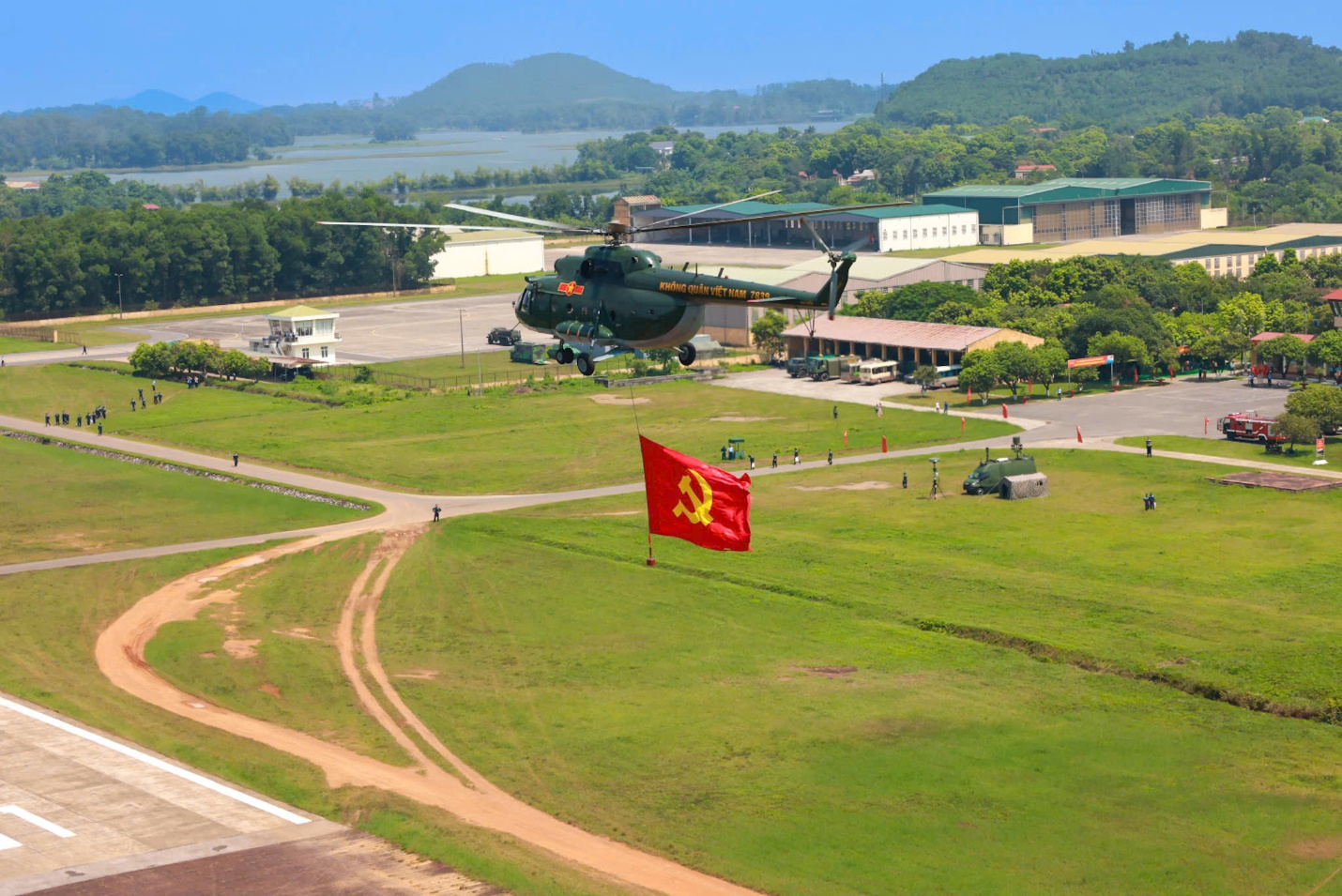 xuc dong khoanh khac truc thang keo co dang, co to quoc bay qua quang truong ba dinh - 4