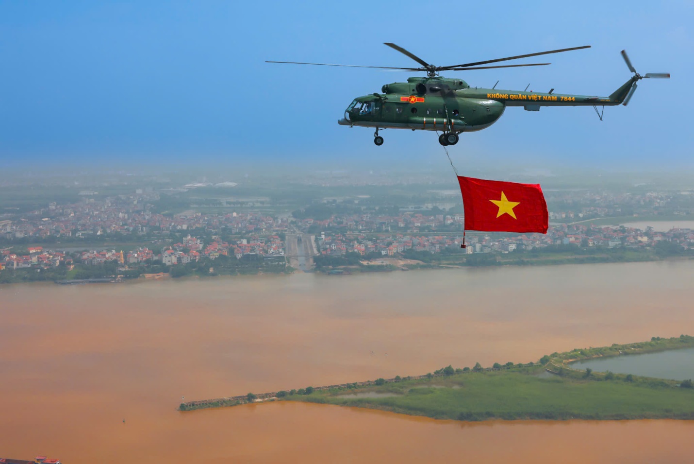 xuc dong khoanh khac truc thang keo co dang, co to quoc bay qua quang truong ba dinh - 11