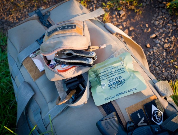 Túi y tế “sinh tồn“: Vật bất ly thân khi du lịch “bụi“