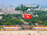 Xúc động khoảnh khắc trực thăng kéo cờ Đảng, cờ Tổ quốc bay qua quảng trường Ba Đình