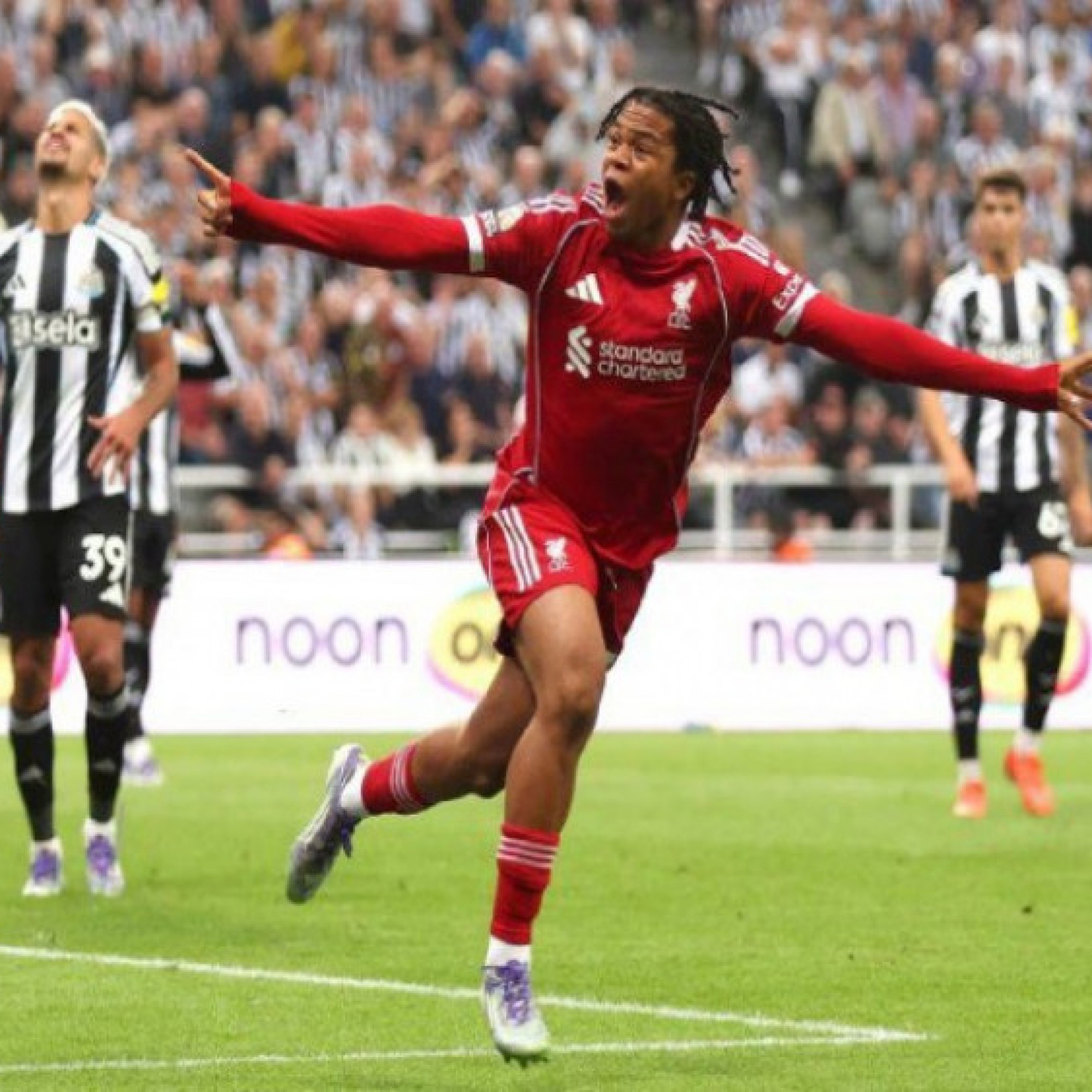 - Thần đồng 16 tuổi Ngumoha phá kỷ lục ghi bàn ở Liverpool, Chelsea uất ức vì sao?