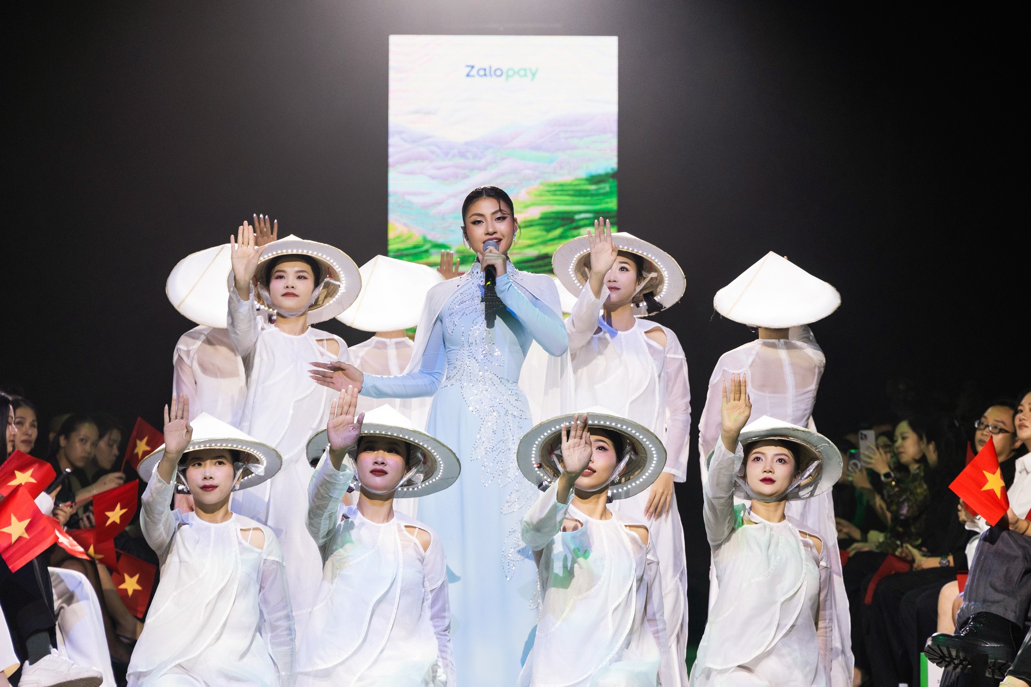 Hoa hậu Nguyễn Hoàng Phương Linh diễn vedette tại show thời trang và công nghệ - 5