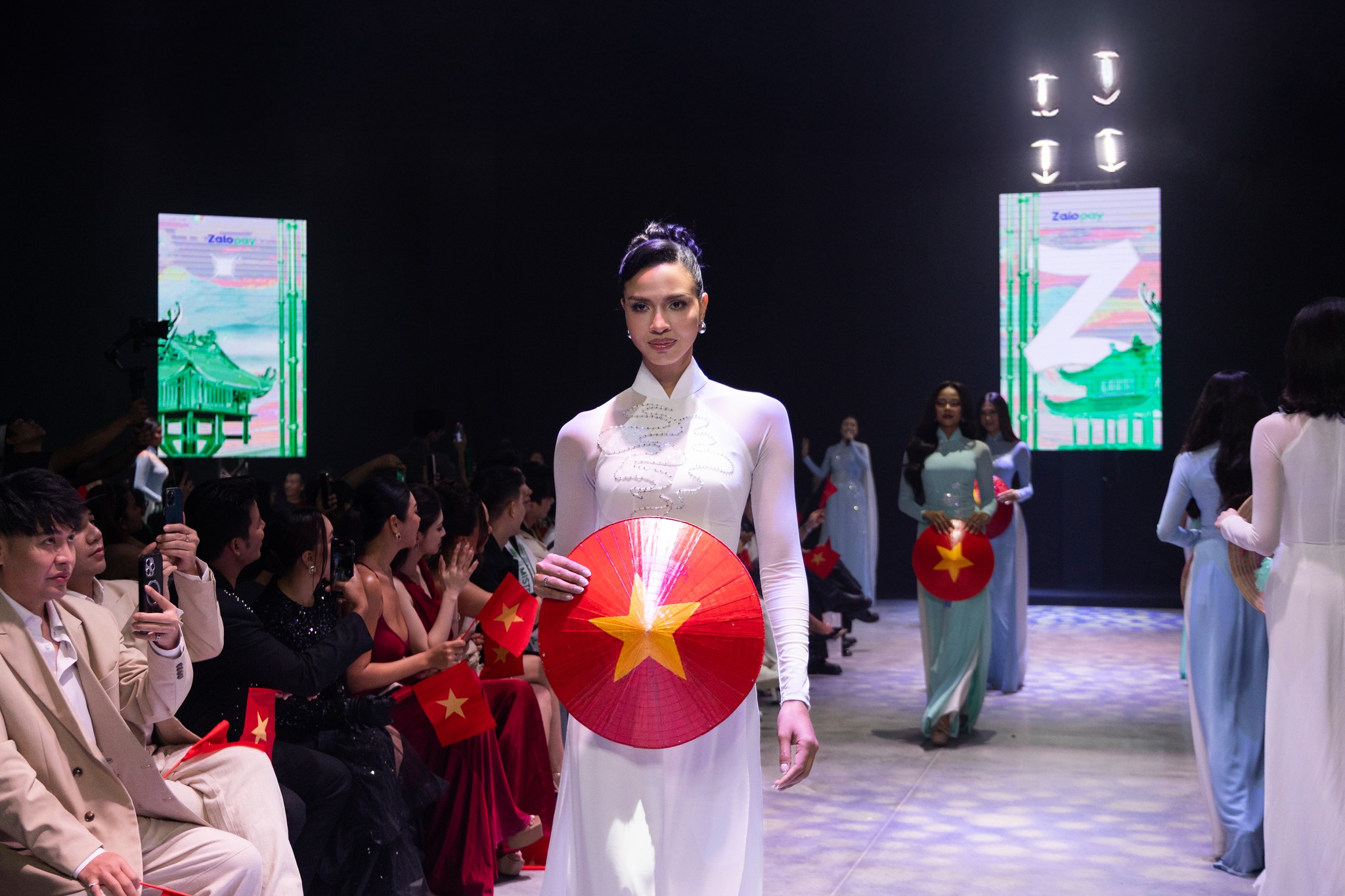Hoa hậu Nguyễn Hoàng Phương Linh diễn vedette tại show thời trang và công nghệ - 6