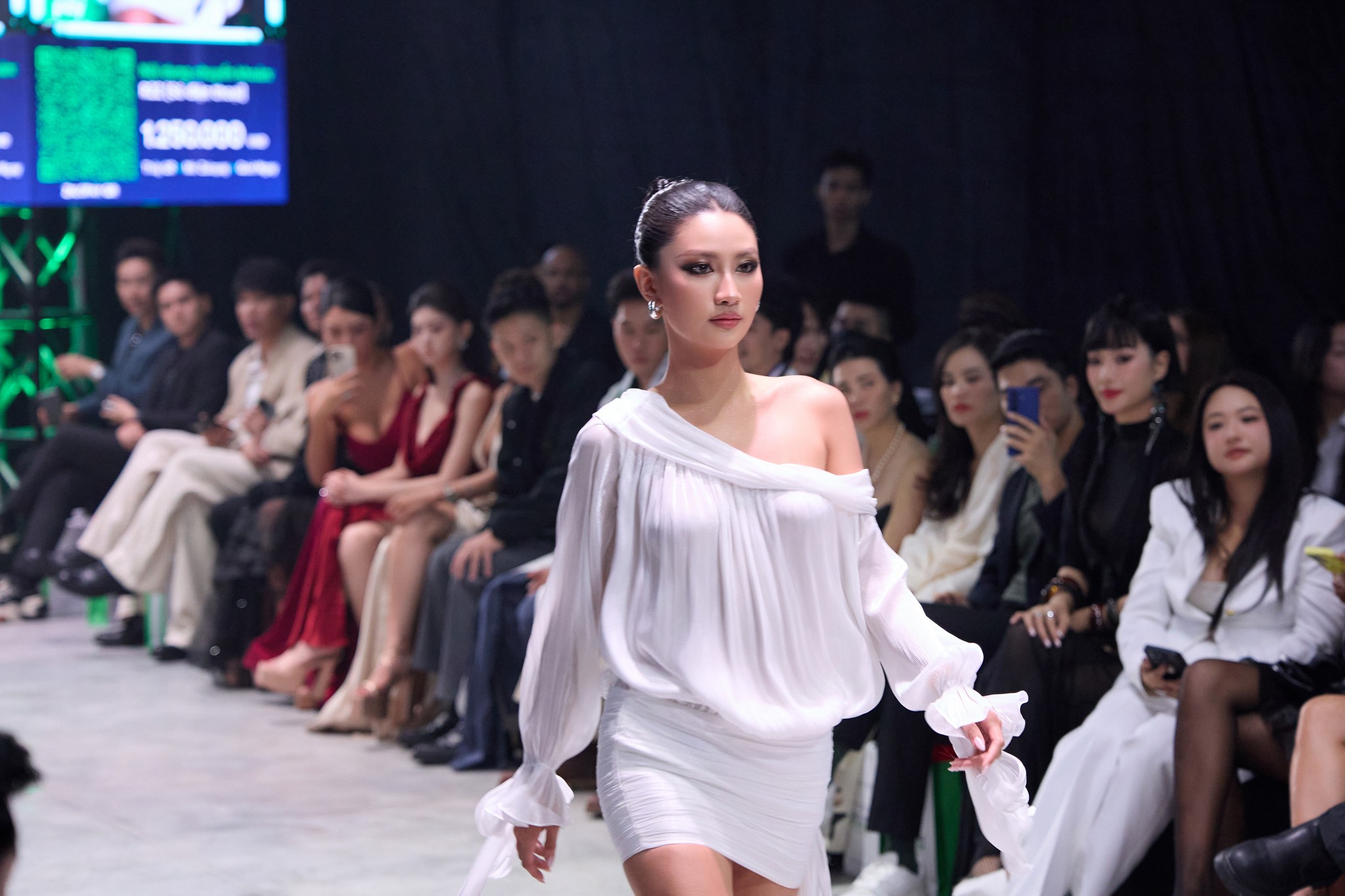 Hoa hậu Nguyễn Hoàng Phương Linh diễn vedette tại show thời trang và công nghệ - 2