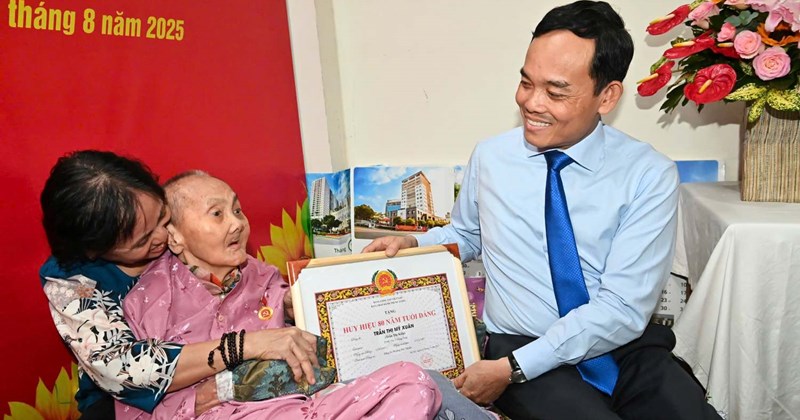 Bí thư Thành ủy TP.HCM trao Huy hiệu 80 năm tuổi Đảng cho bà Trần Thị Mỹ Xuân - 1