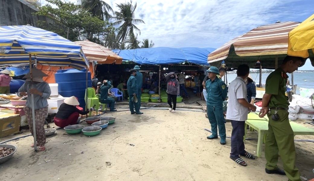 Làm đẹp lại môi trường du lịch ven biển Mũi Né - 1