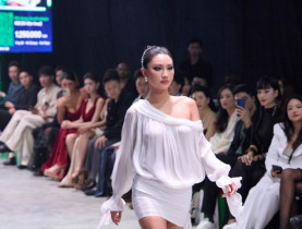  - Hoa hậu Nguyễn Hoàng Phương Linh diễn vedette tại show thời trang và công nghệ
