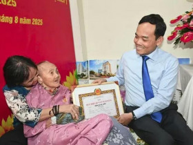 - Bí thư Thành ủy TP.HCM trao Huy hiệu 80 năm tuổi Đảng cho bà Trần Thị Mỹ Xuân