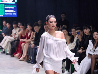  - Hoa hậu Nguyễn Hoàng Phương Linh diễn vedette tại show thời trang và công nghệ
