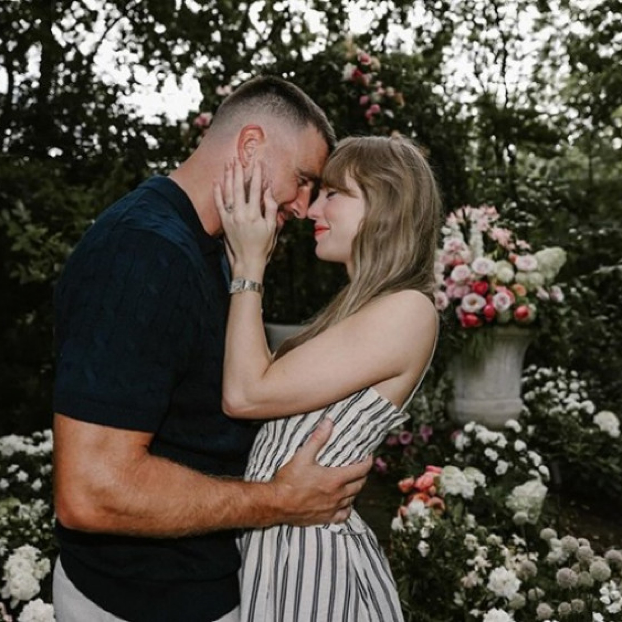  - Ngôi sao bóng bầu dục Kelce cầu hôn Taylor Swift dậy sóng thể thao thế giới