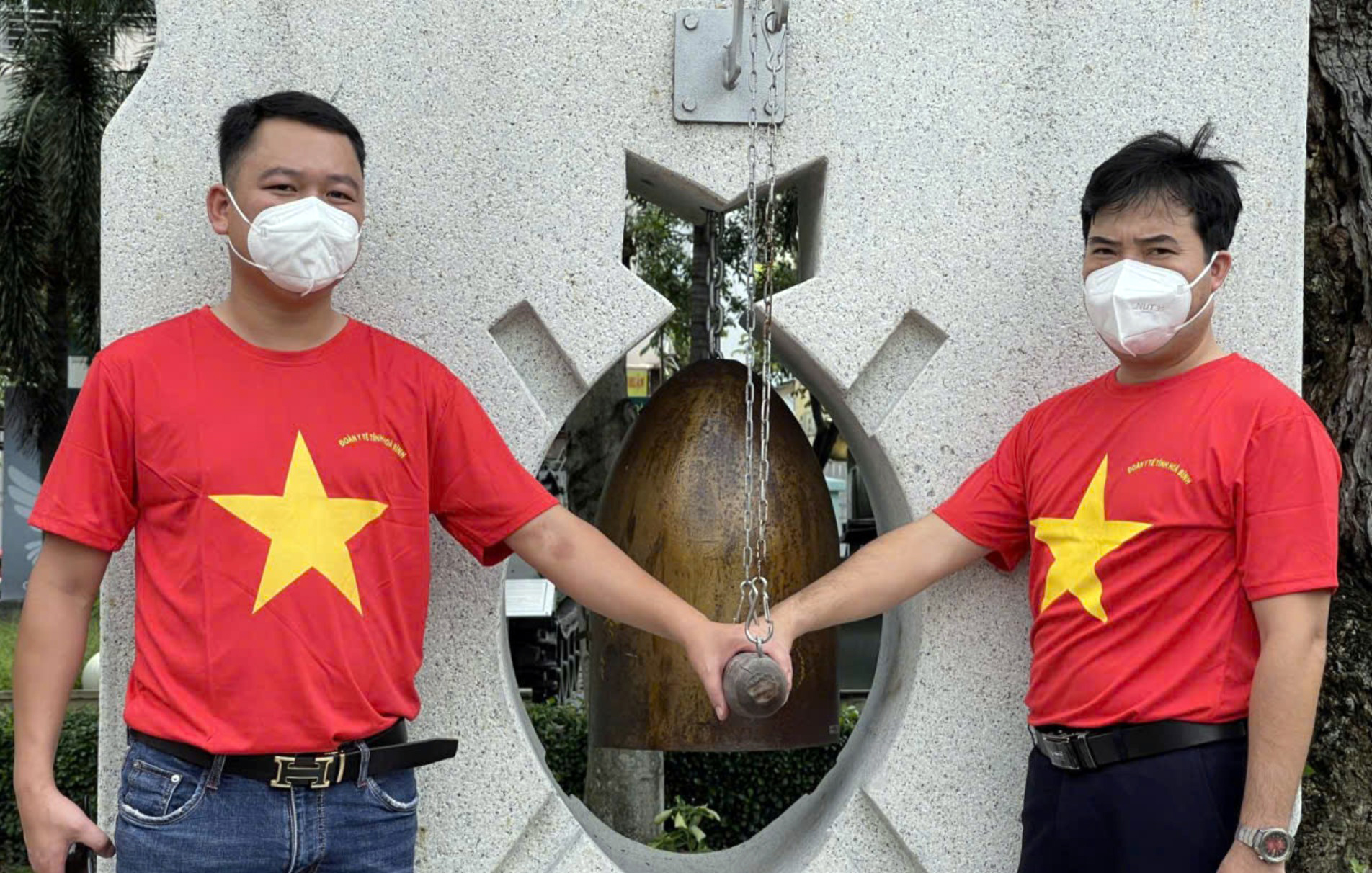 Thanh âm hòa bình từ một quả bom không nổ - 1