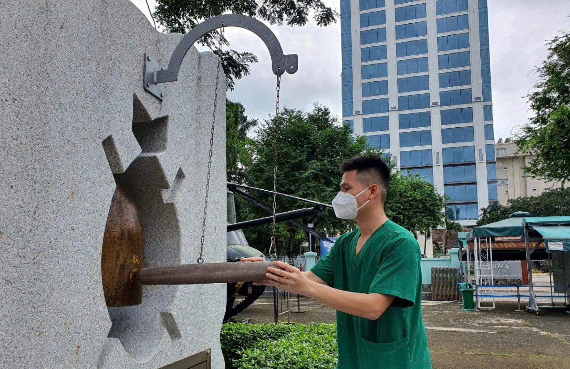 Thanh âm hòa bình từ một quả bom không nổ - 2