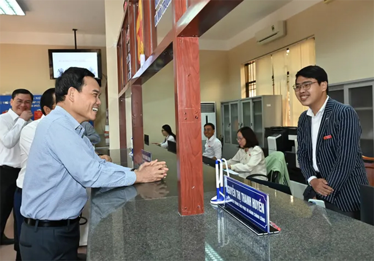 Bí thư Thành ủy Trần Lưu Quang khảo sát việc giải quyết hồ sơ của người dân ở Côn Đảo - 1
