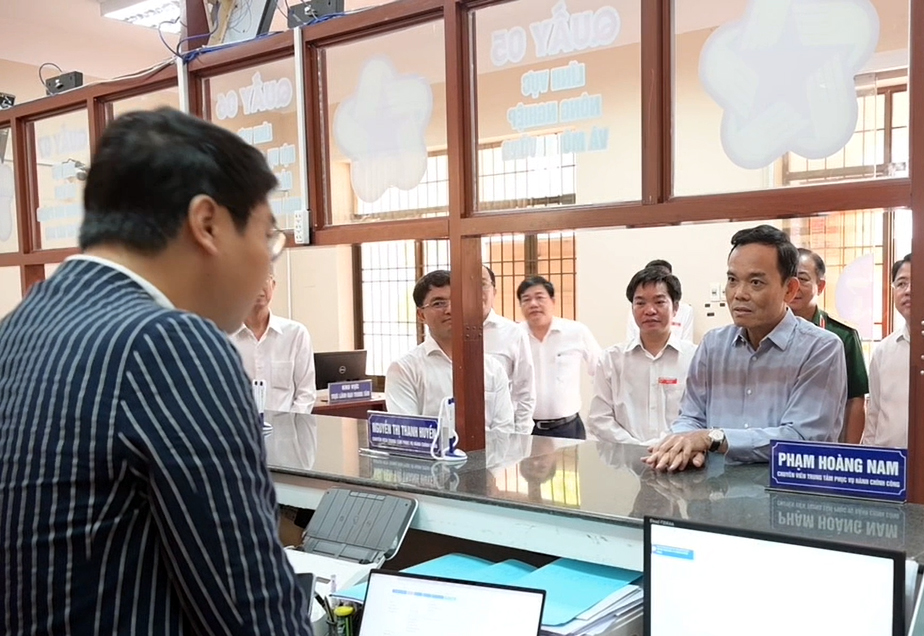 Bí thư Thành ủy Trần Lưu Quang khảo sát việc giải quyết hồ sơ của người dân ở Côn Đảo - 2