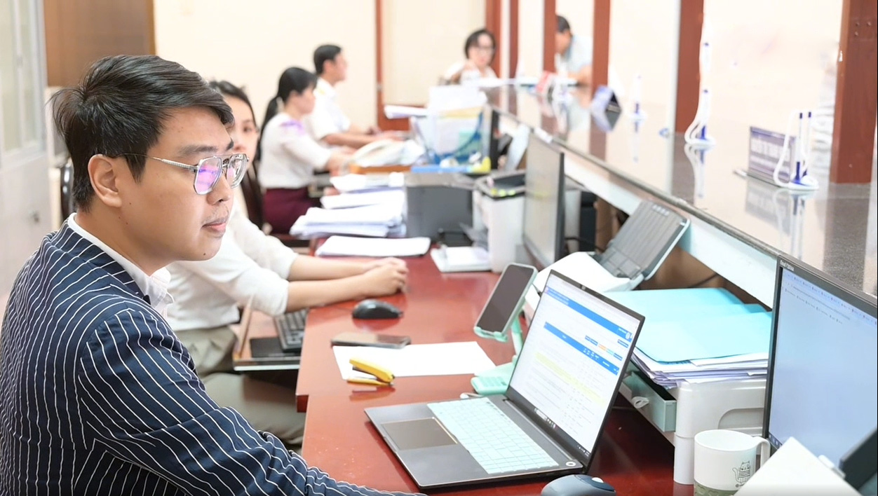 Bí thư Thành ủy Trần Lưu Quang khảo sát việc giải quyết hồ sơ của người dân ở Côn Đảo - 4