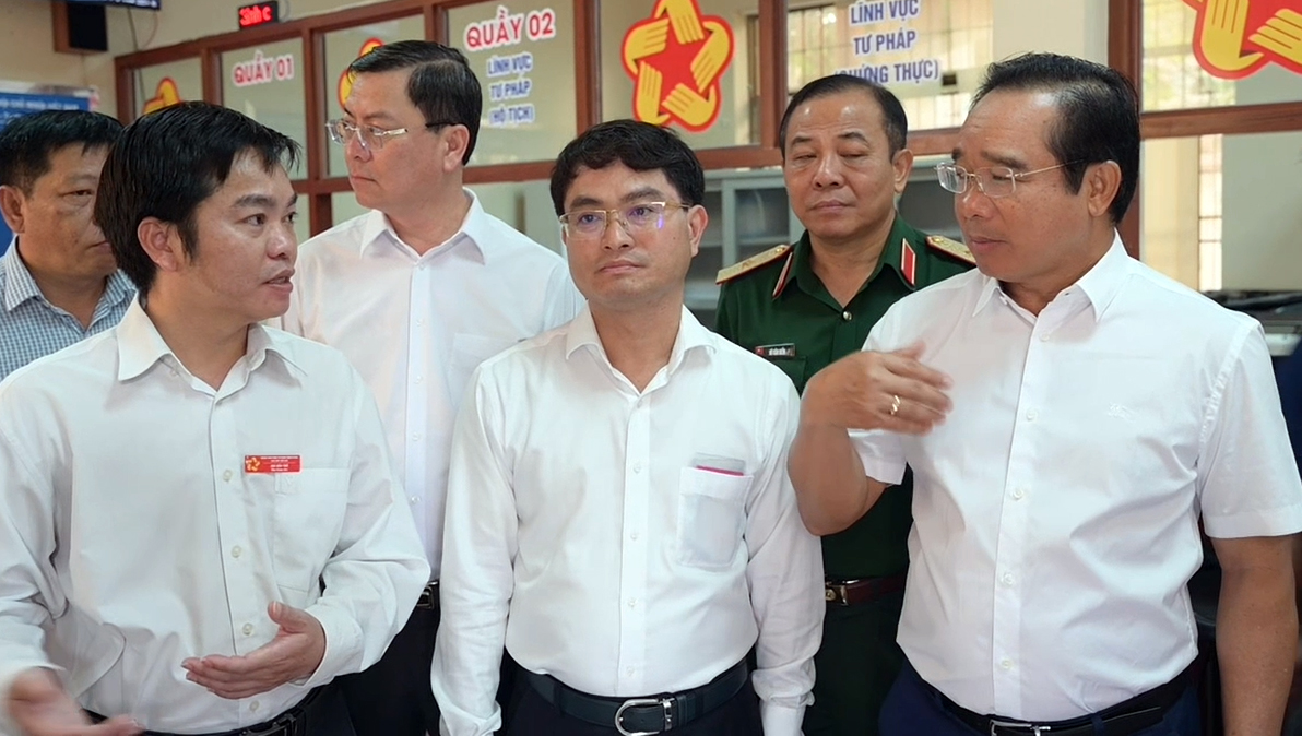 Bí thư Thành ủy Trần Lưu Quang khảo sát việc giải quyết hồ sơ của người dân ở Côn Đảo - 3