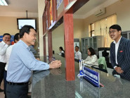 Bí thư Thành ủy Trần Lưu Quang khảo sát việc giải quyết hồ sơ của người dân ở Côn Đảo