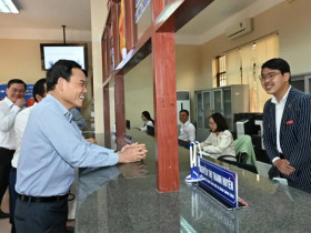  - Bí thư Thành ủy Trần Lưu Quang khảo sát việc giải quyết hồ sơ của người dân ở Côn Đảo