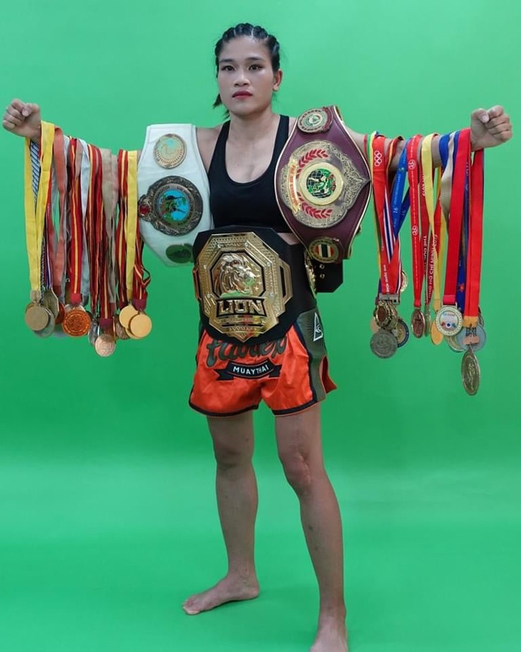 Cô gái MMA đánh gã trai xăm trổ gây “sốt”: Dàn cao thủ Duy Nhất, Thanh Trúc nói gì? - 4