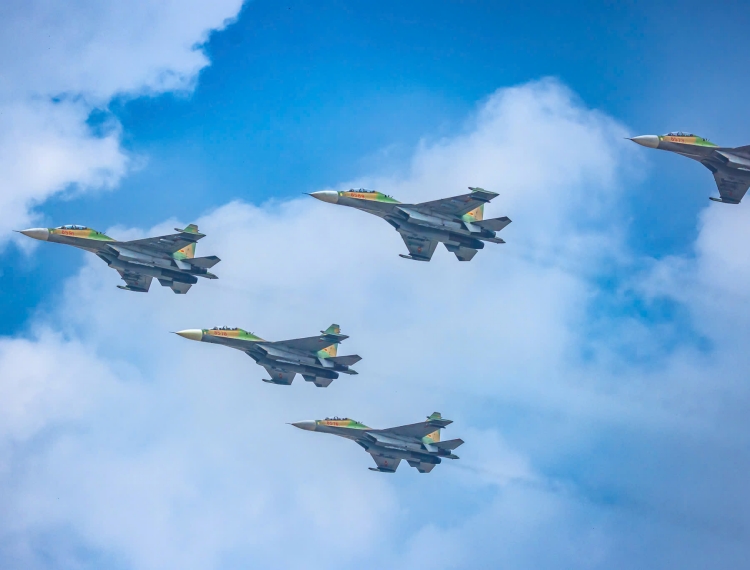 Tiêm kích xé gió trên bầu trời Hà Nội, biểu diễn tuyệt kỹ khoan ba vòng trên không