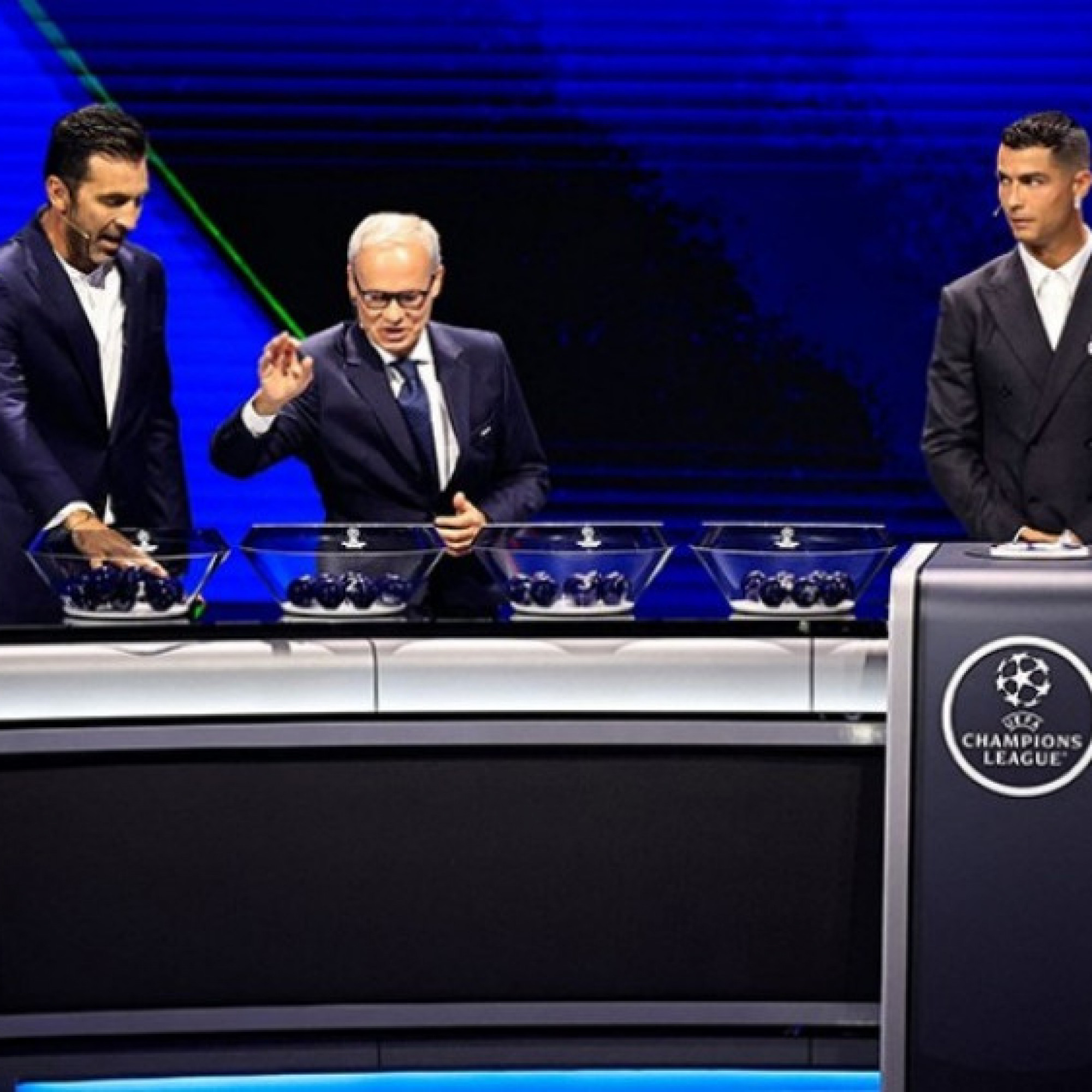  - Trực tiếp bốc thăm vòng bảng Cúp C1: Man City nguy cơ đụng Real - PSG