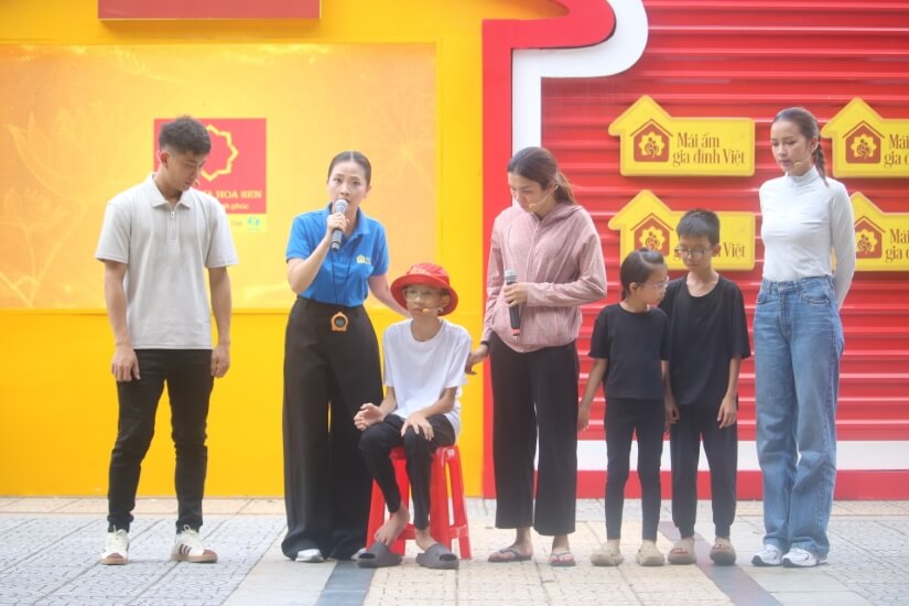 Ngọc Châu, Phan Văn Đức nghẹn ngào trước những em nhỏ mồ côi cha, làm chỗ dựa tinh thần cho mẹ - 2