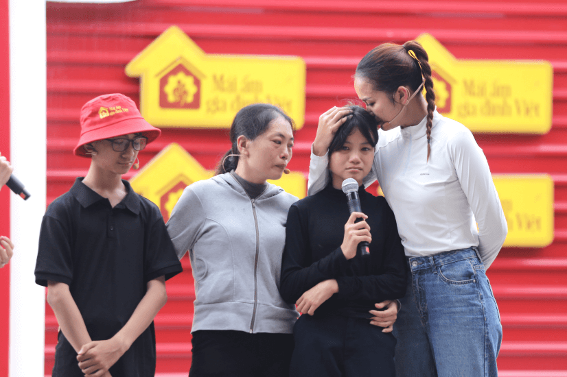 Ngọc Châu, Phan Văn Đức nghẹn ngào trước những em nhỏ mồ côi cha, làm chỗ dựa tinh thần cho mẹ - 4