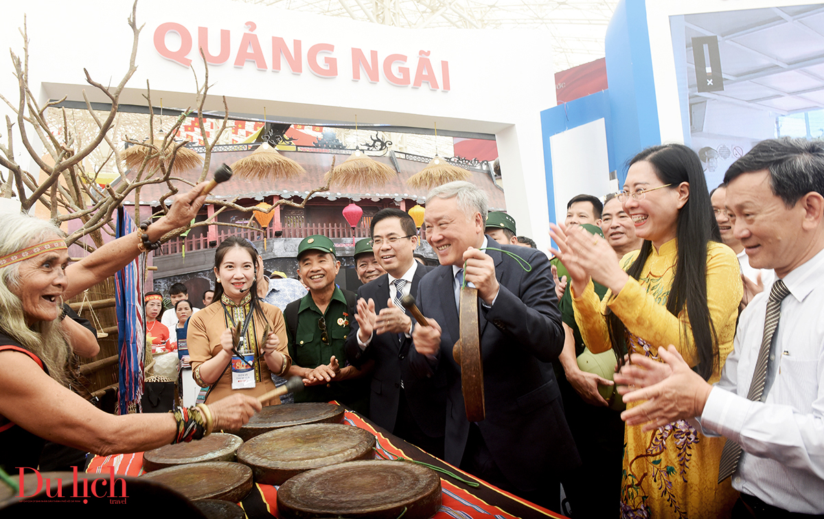 trien lam 'quang ngai - coi nguon cach mang, vung buoc tuong lai' hap dan du khach - 5