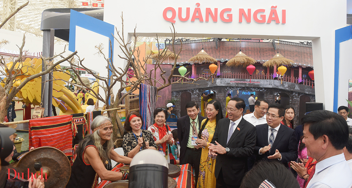 trien lam 'quang ngai - coi nguon cach mang, vung buoc tuong lai' hap dan du khach - 2