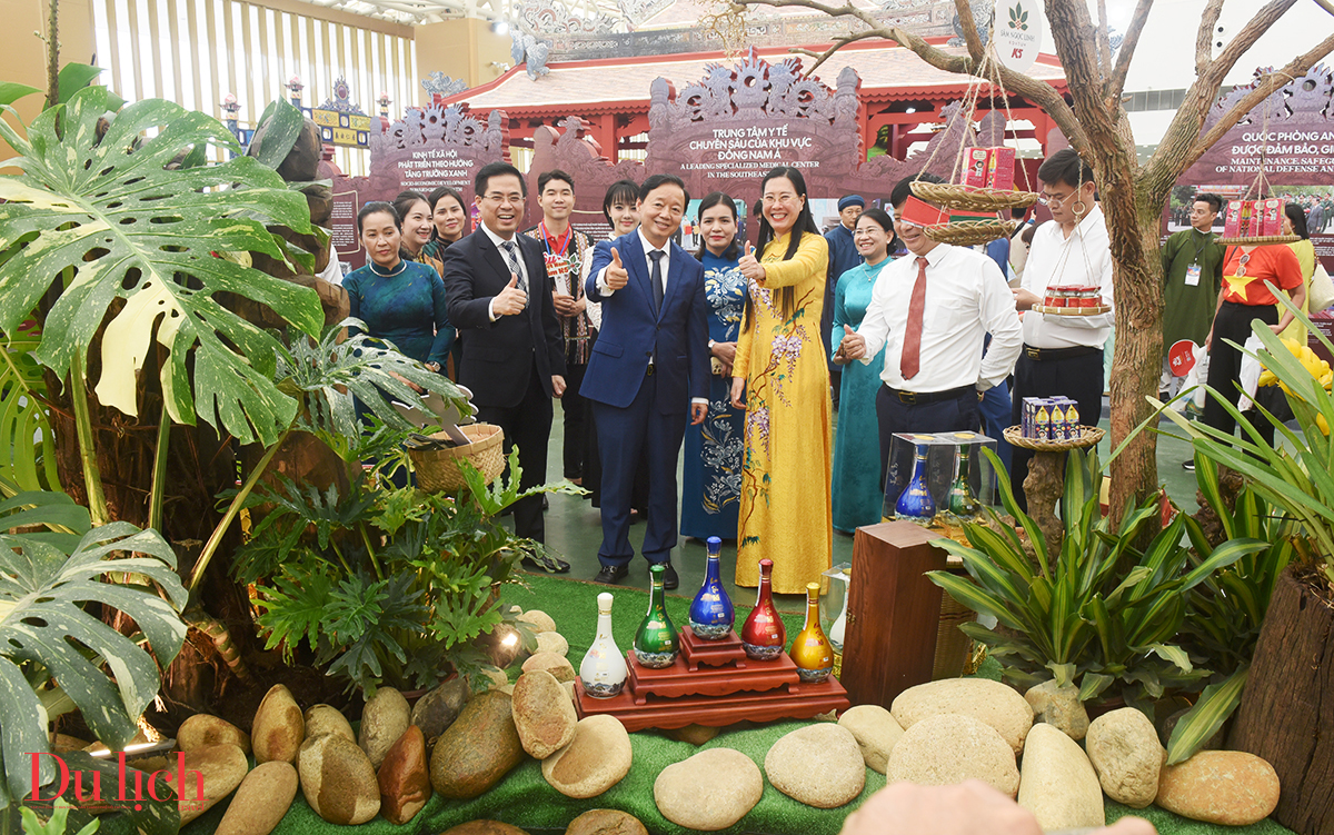 trien lam 'quang ngai - coi nguon cach mang, vung buoc tuong lai' hap dan du khach - 10