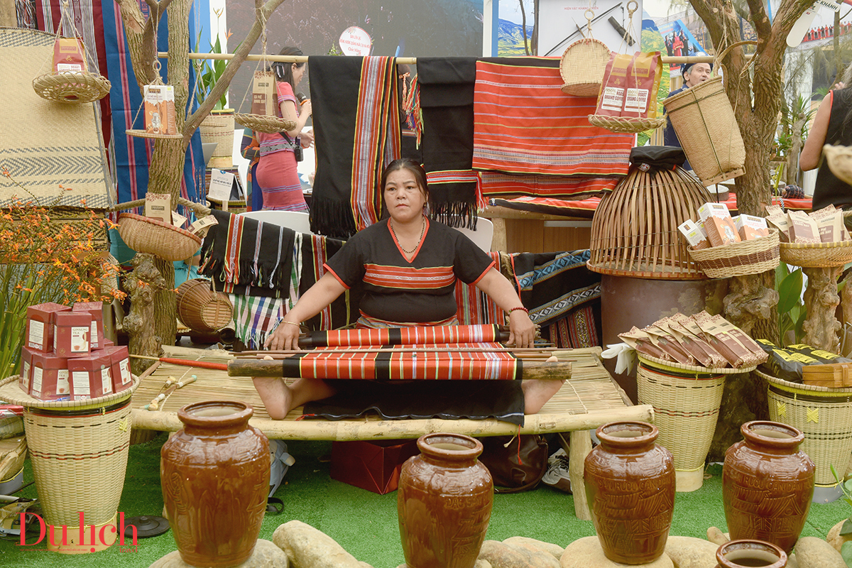 trien lam 'quang ngai - coi nguon cach mang, vung buoc tuong lai' hap dan du khach - 20