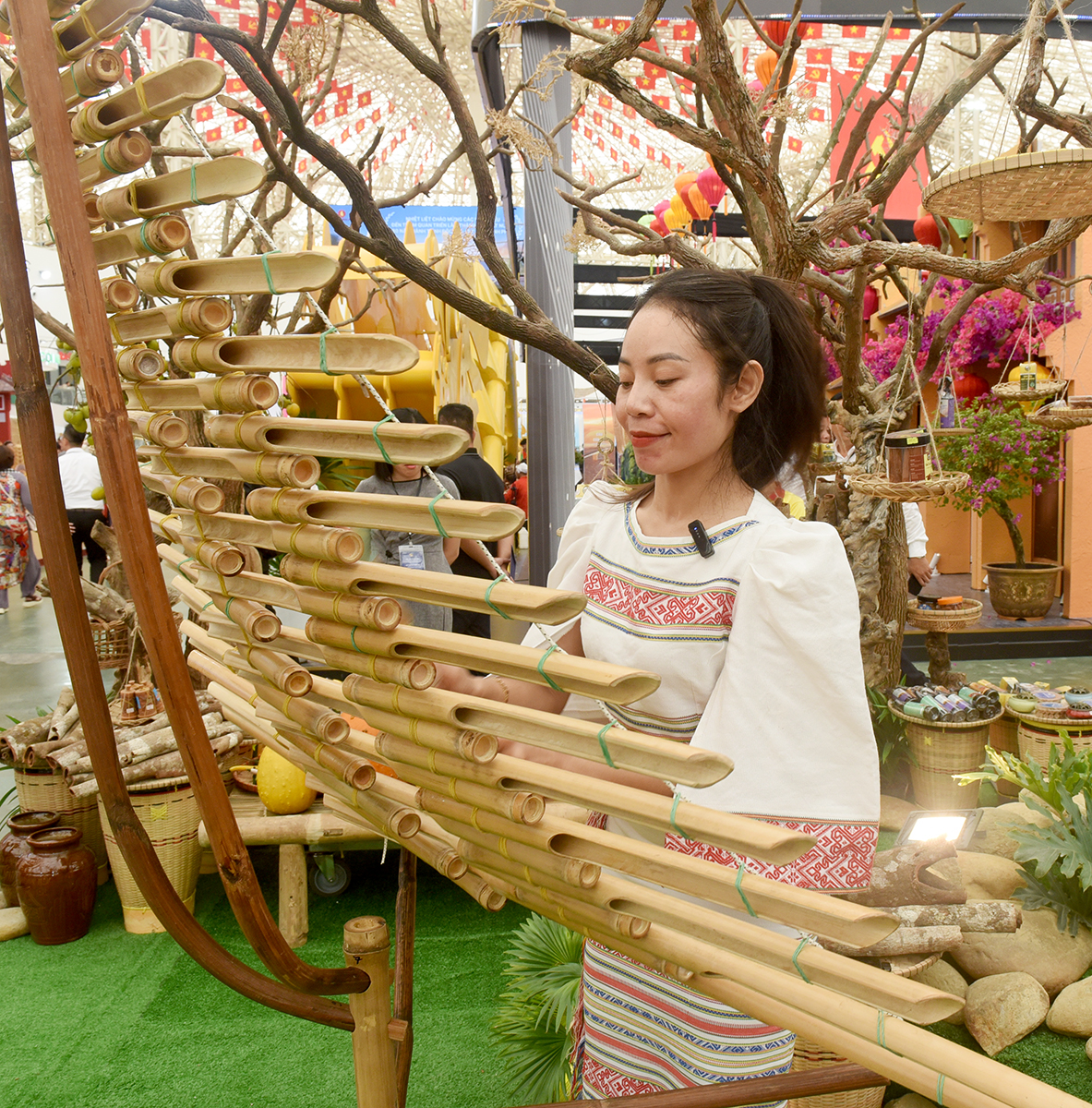 trien lam 'quang ngai - coi nguon cach mang, vung buoc tuong lai' hap dan du khach - 19