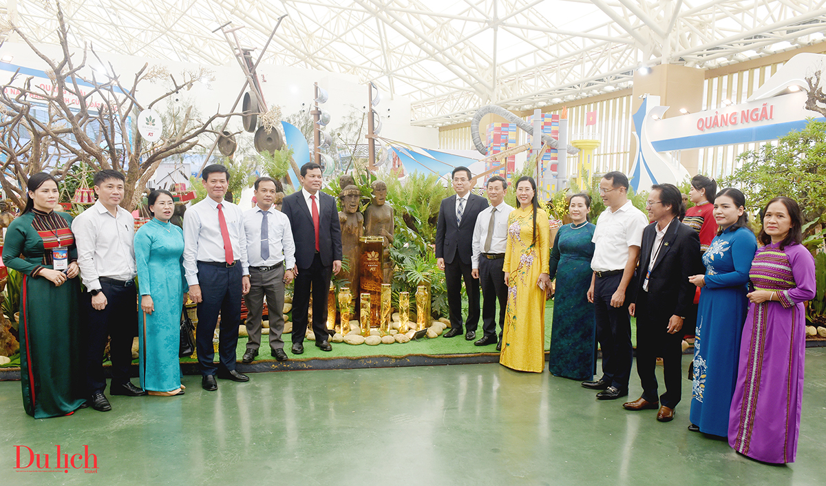trien lam 'quang ngai - coi nguon cach mang, vung buoc tuong lai' hap dan du khach - 18