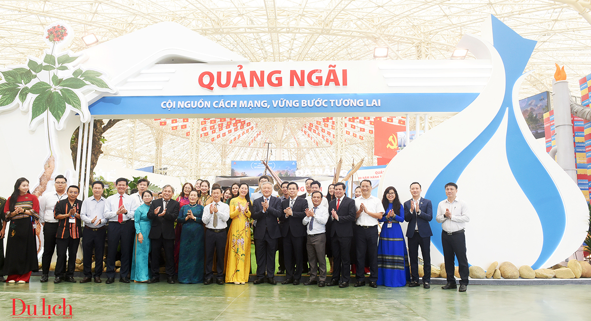 trien lam 'quang ngai - coi nguon cach mang, vung buoc tuong lai' hap dan du khach - 4
