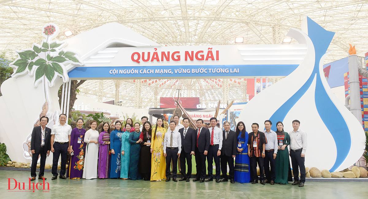 trien lam 'quang ngai - coi nguon cach mang, vung buoc tuong lai' hap dan du khach - 17